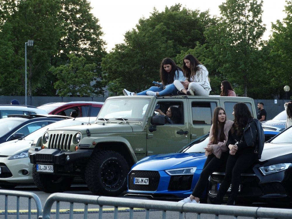 500 avtomobil konserti izləmək üçün toplandı - FOTOLAR